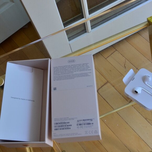 NEW Genuine Apple Lightning EarPods For iPhone 8 - Picture 4 of 8